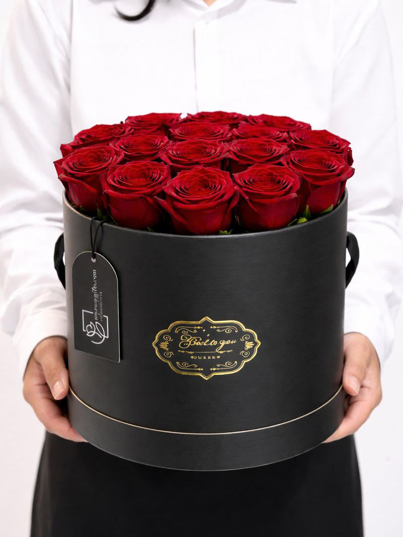 Crimson Elegance – 15 Red Roses in Black Luxe Box